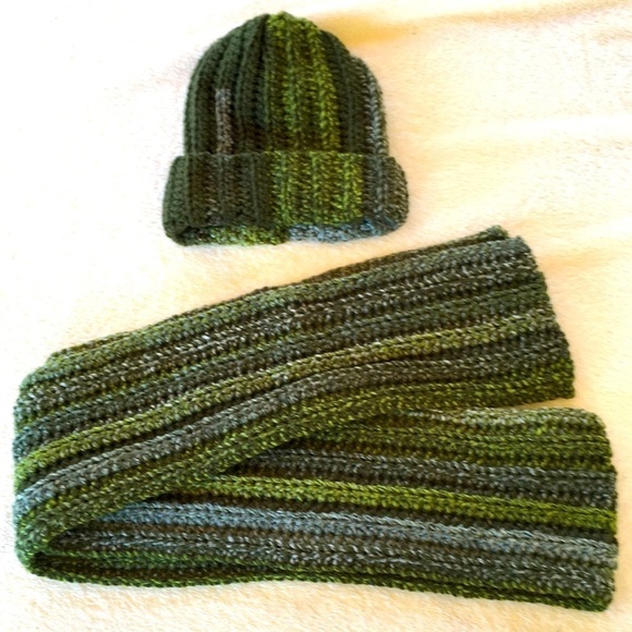 CLEARANCE HANDMADE NWOT CHENILLE GREEN HAND CROCHET SCARF AND BEANIE HAT SET - Picture 1 of 4